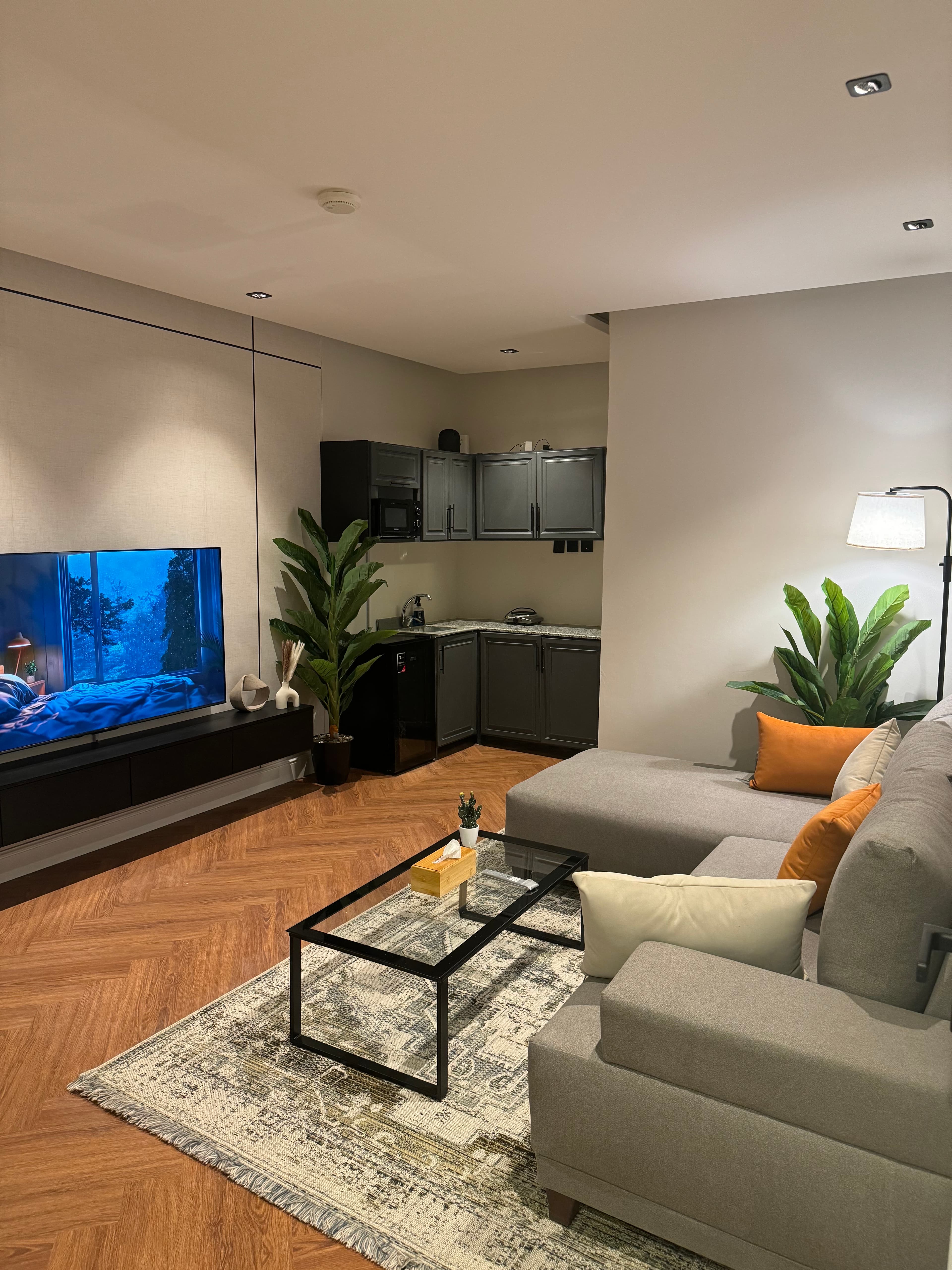 غرفه نوم و صالة مودرن دخول ذاتي في حي ال property view