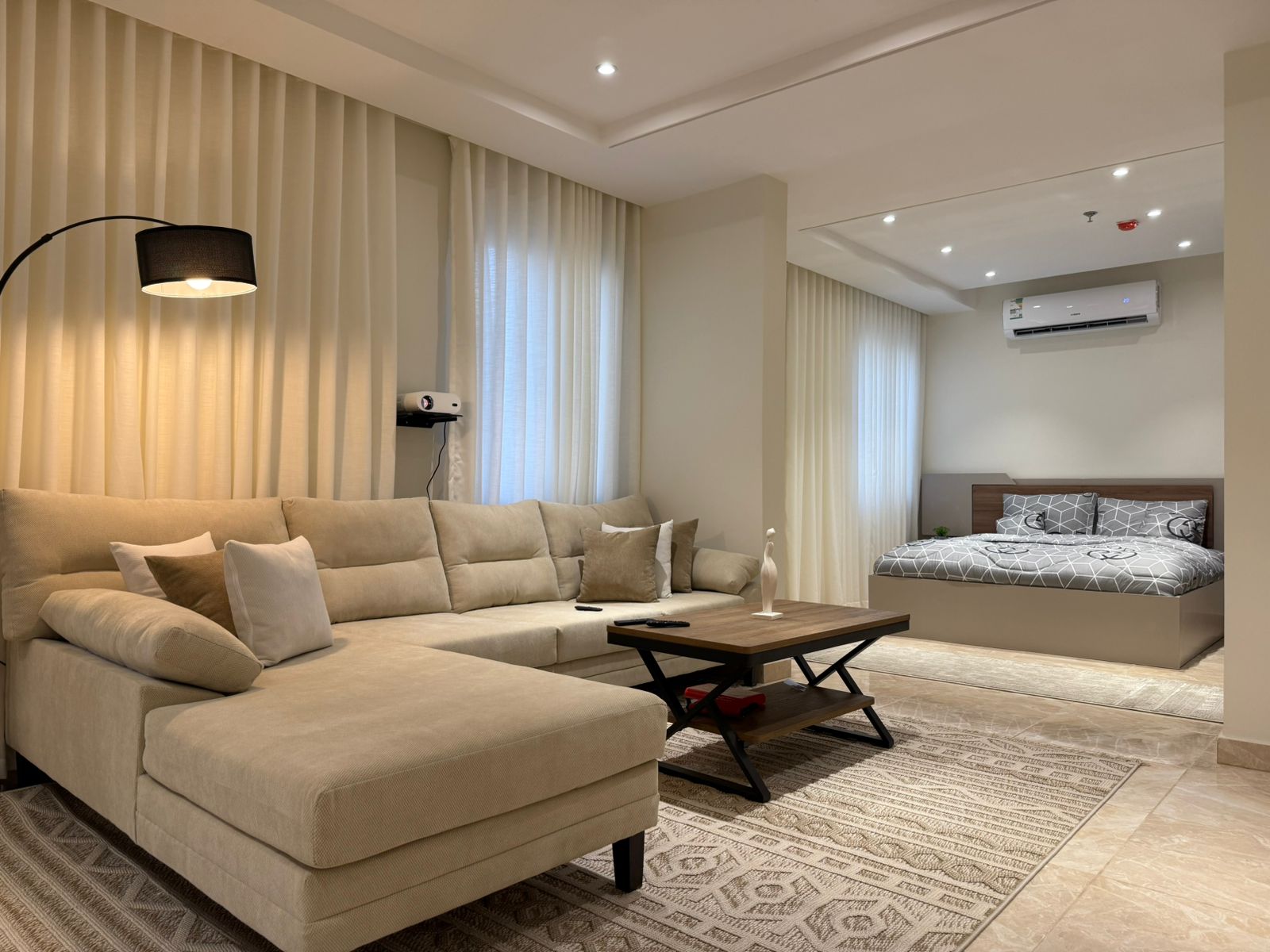 شقة بصالة مريحة وغرفة نوم 4