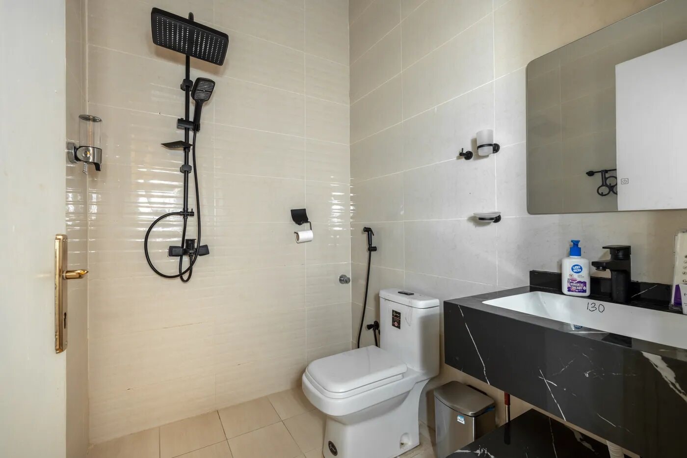 استديو هادئ بسرير ماستر 12