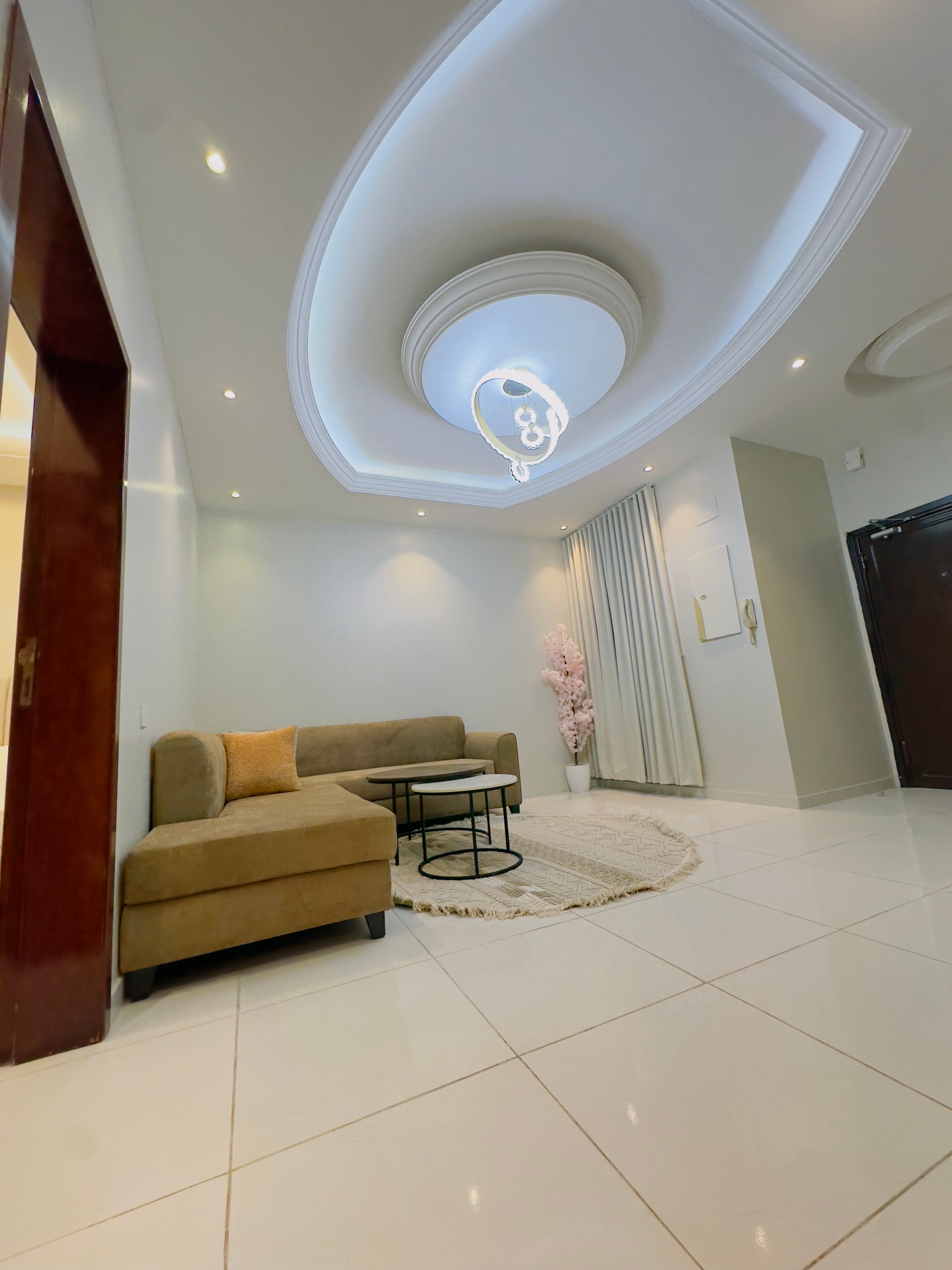 شقة انيقة بغرفتين نوم ومطبخ 2