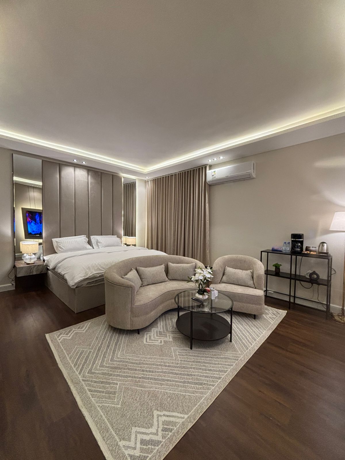 استديو بسرير ماستر وجلسة جانبية 6