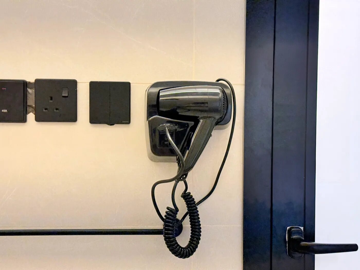 استديو هادئ بسرير ماستر وبلكونه 9