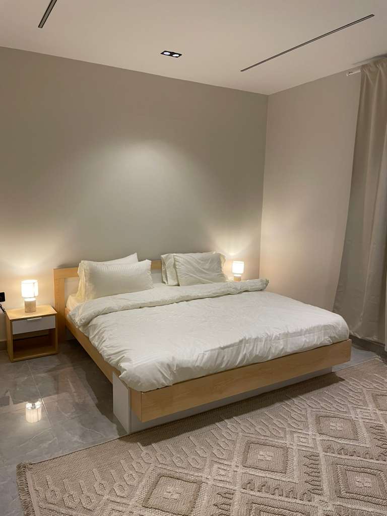 شقة واسعة بمدخل خاص وحديقة في الملقا البوليفارد 2