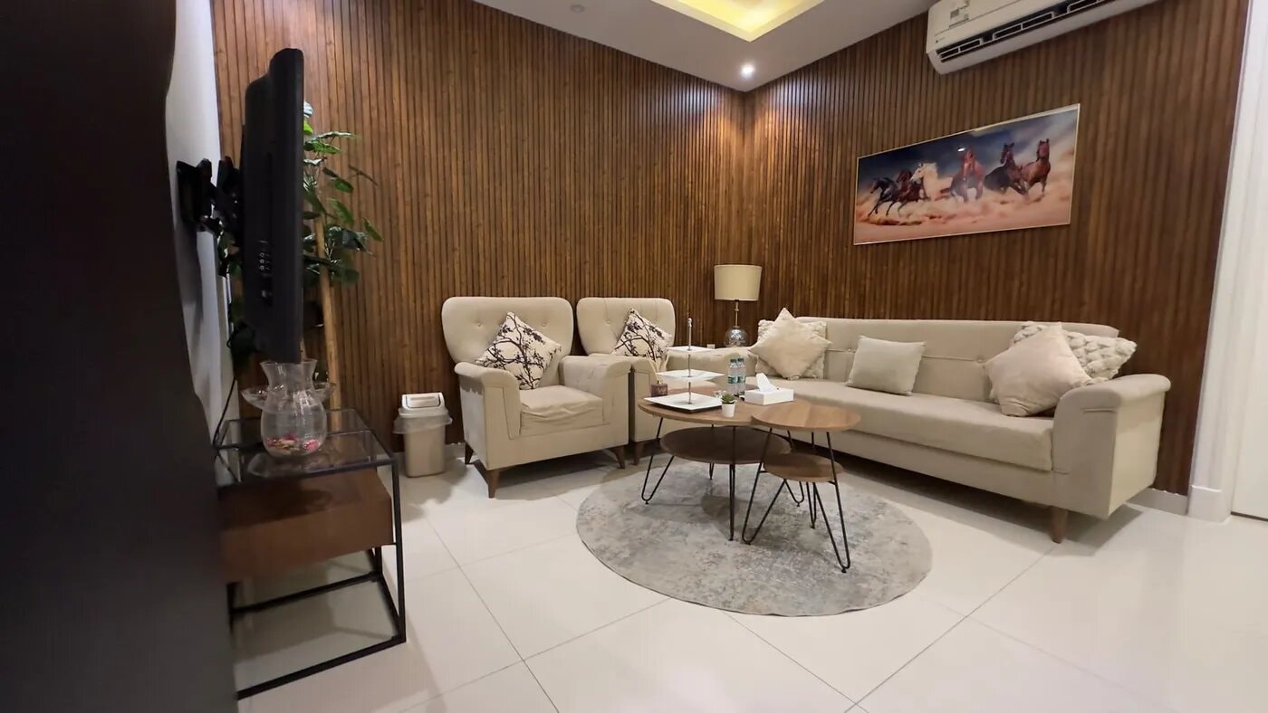 شقة بغرفة معيشة ونوم 2