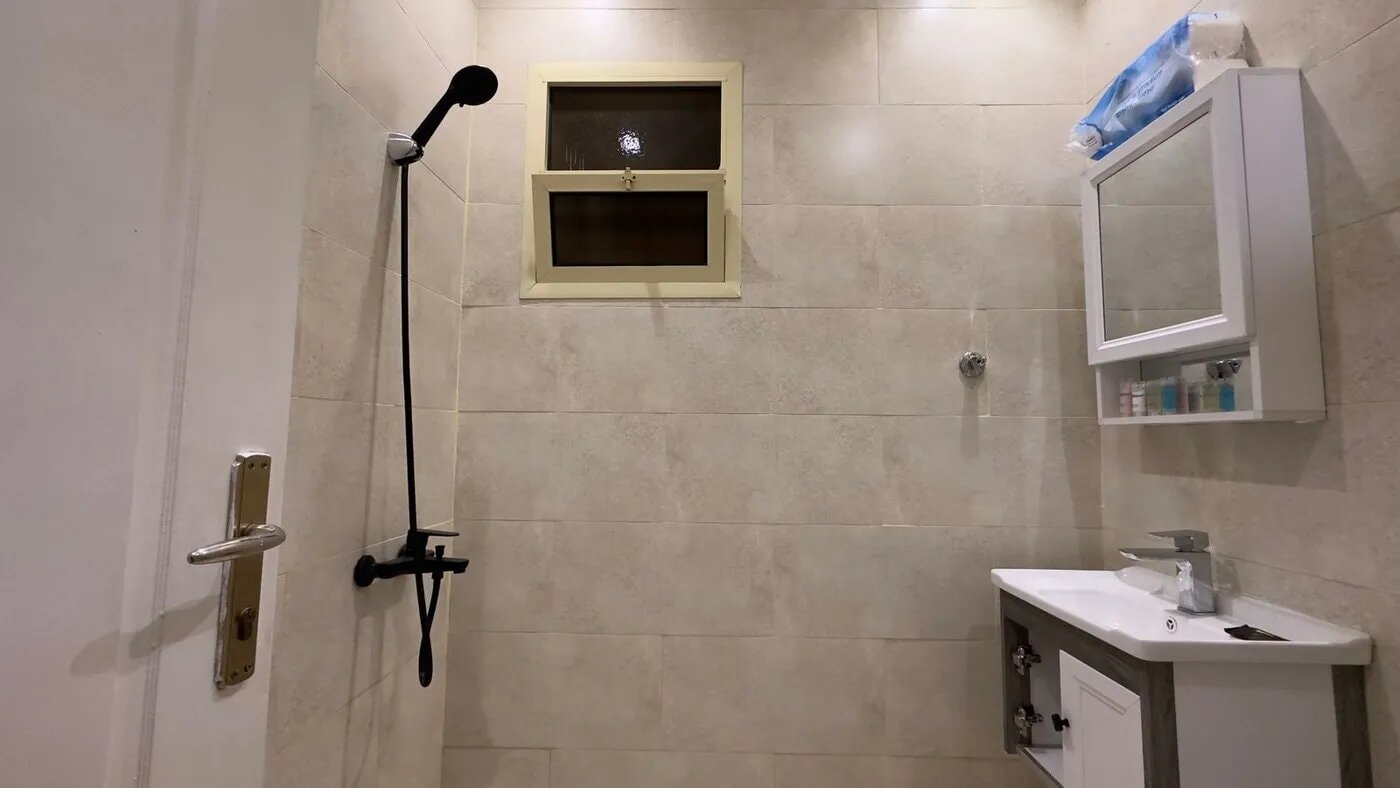 شقة بغرفة معيشة ونوم 11